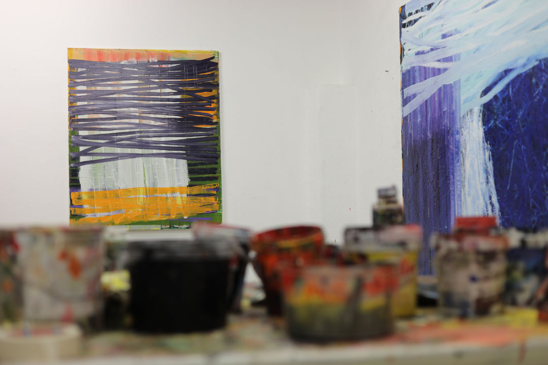 Aktuelle große braunfarbige Arbeit im Atelier