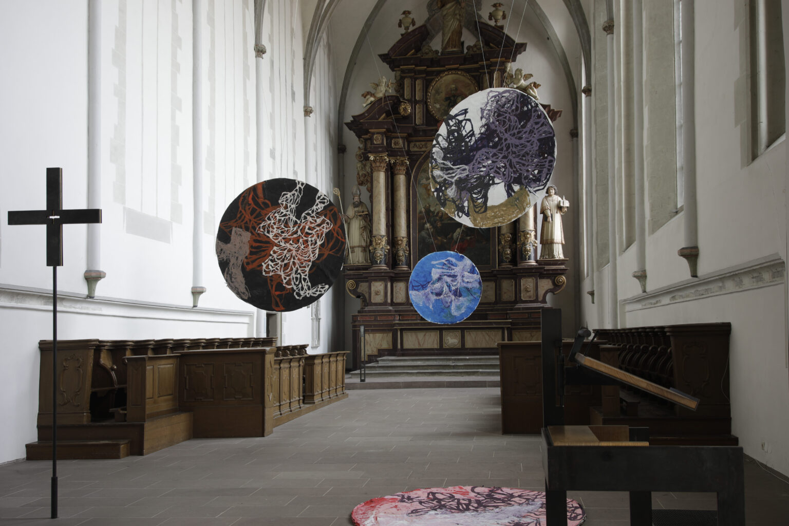 Installation der Arbeiten in der Klosterkirche Warburg