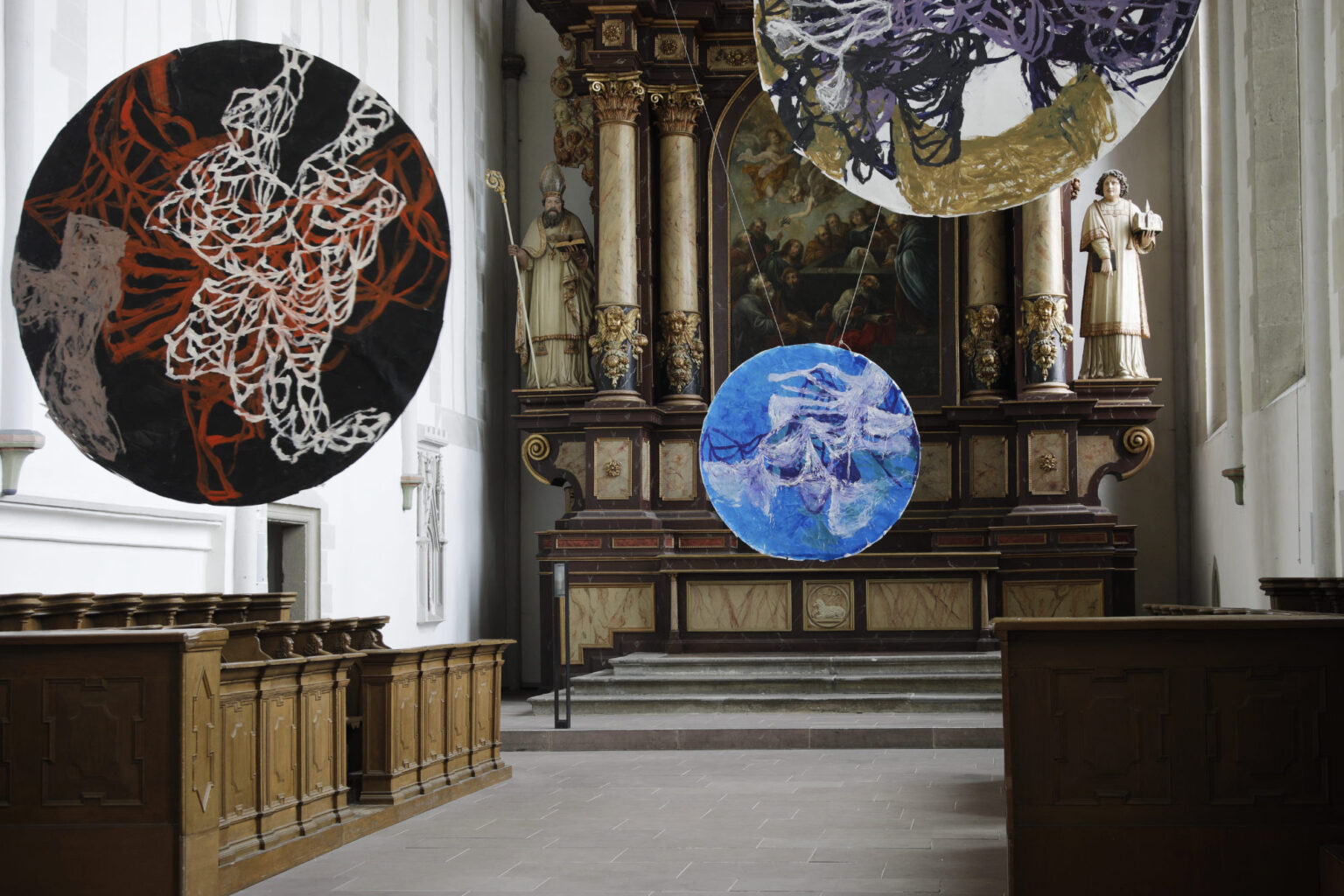Axel Plöger, Übergänge, 2026, Hängung der Arbeiten im Chor der Klosterkirche Warburg